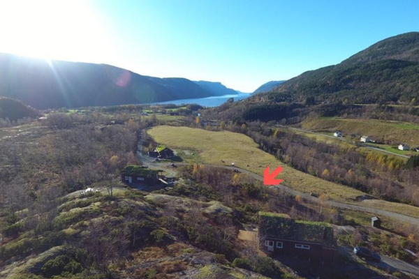 Hyttetomt i nyere hyttefelt nær sjø og fjell og med moglegheit til båtplass, Jøsenfjorden