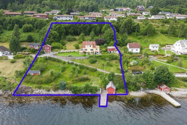 Unik eigedom med 50 meter strandlinje, naust m/bryggje og 5 mål tomt, Årdal