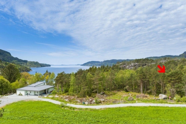 Stor tomt i landlege og skjerma omgivelser nær sjø, Randøy